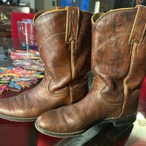 Justin women’s leather calf height boot size 7 1/2 C